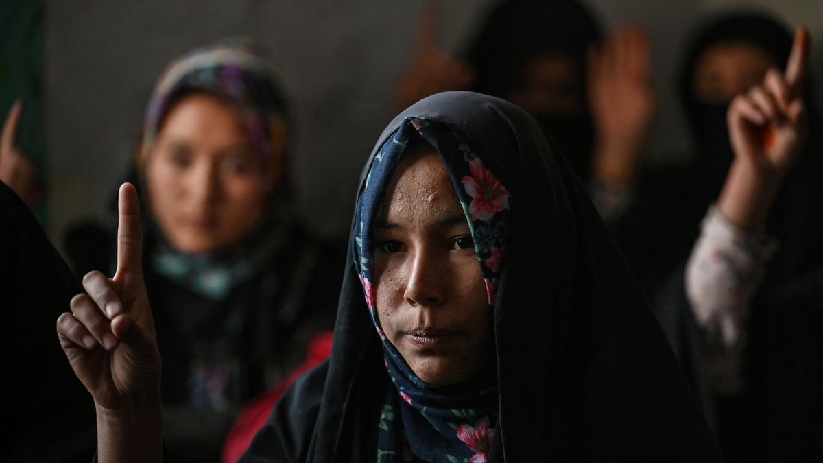 Afghánistán znovu otevřel státní univerzity, studovat mohou i ženy